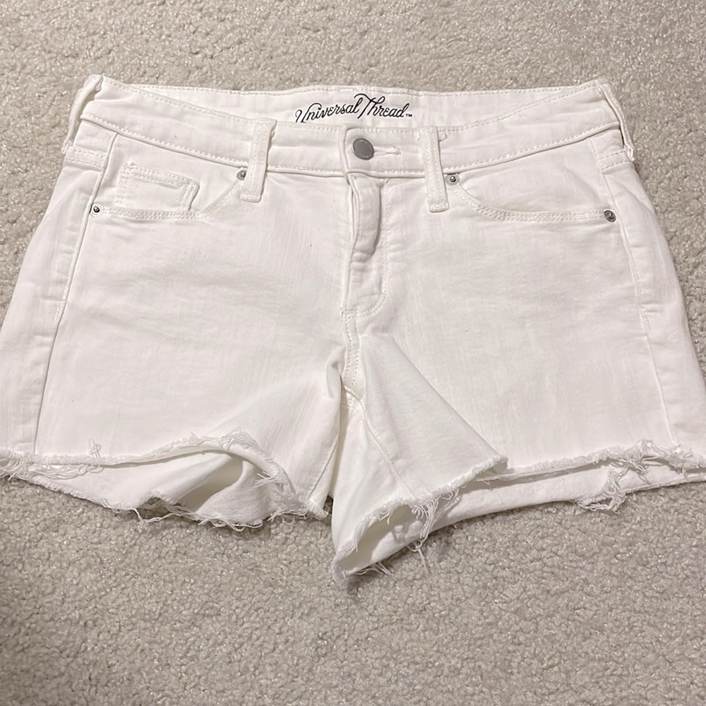 Excellent Condition ✨ Universal Thread White Distressed Shorts Size 2/26